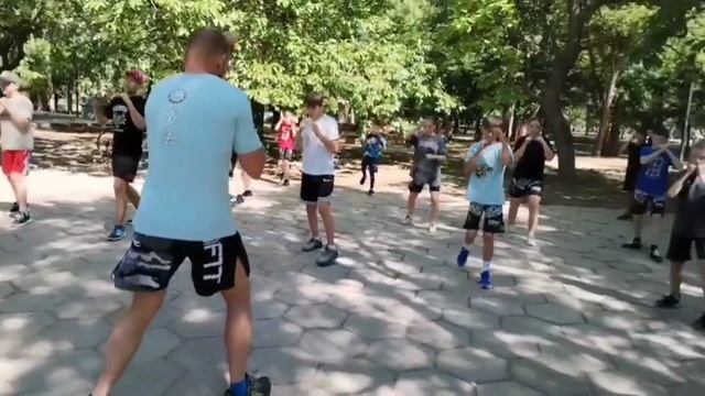 Тренировка ударов ногами с сенсеем