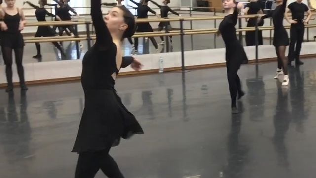 МЕДЛЕННЫЕ ВРАЩЕНИЯ НА СЕРЕДИНЕ ЗАЛА-ГУЗЕЛЬ