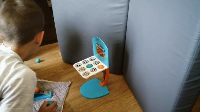 Играем вместе! Сестрёнка выиграет?