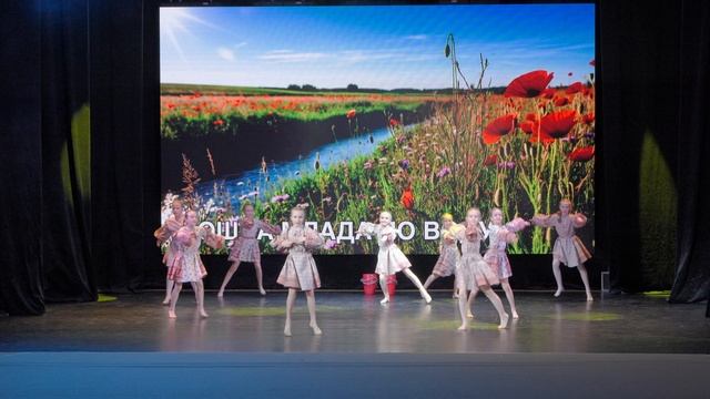 LIFE IS DANCE коллектив “Стайл” - “Пошла млада по воду”
(Zventa Sventana-Пошла млада)