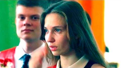 ДО СЛЕЗ''' Плачут и поют. Прощальная песня выпускников школы на последнем звонке.