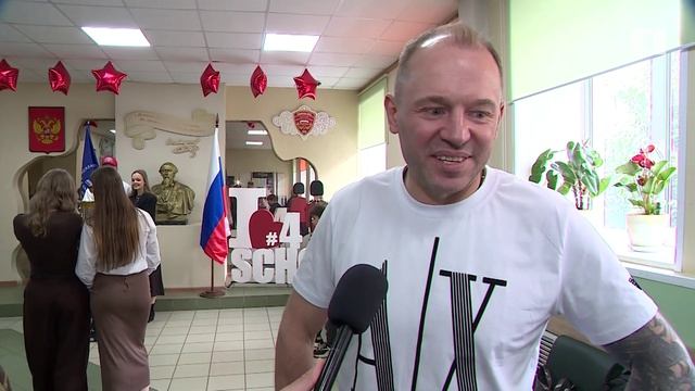 Даниил Бут приехал с Кубком Гагарина в родную школу