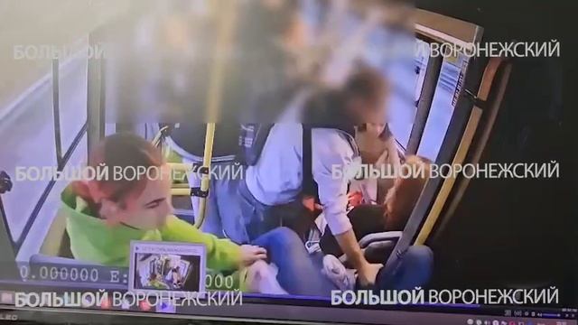 Напал на водителя: неадекват напал на водителя автобуса в Новой Усмани. Избежать ДТП удалось чудом.