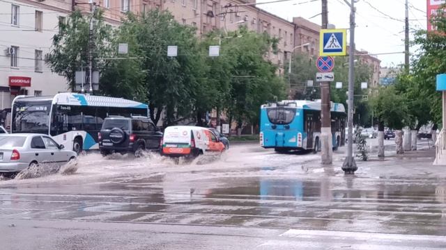 В Волгограде после дождя затопило перекрёсток Рабоче-Крестьянской и Баррикадной