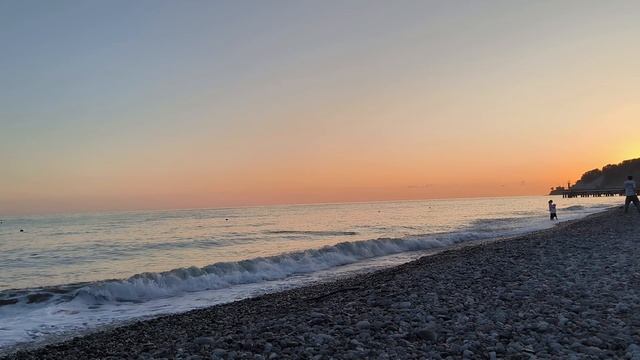 Потрясающий закат на пляже Дагомыс. После дождя море успокаивается