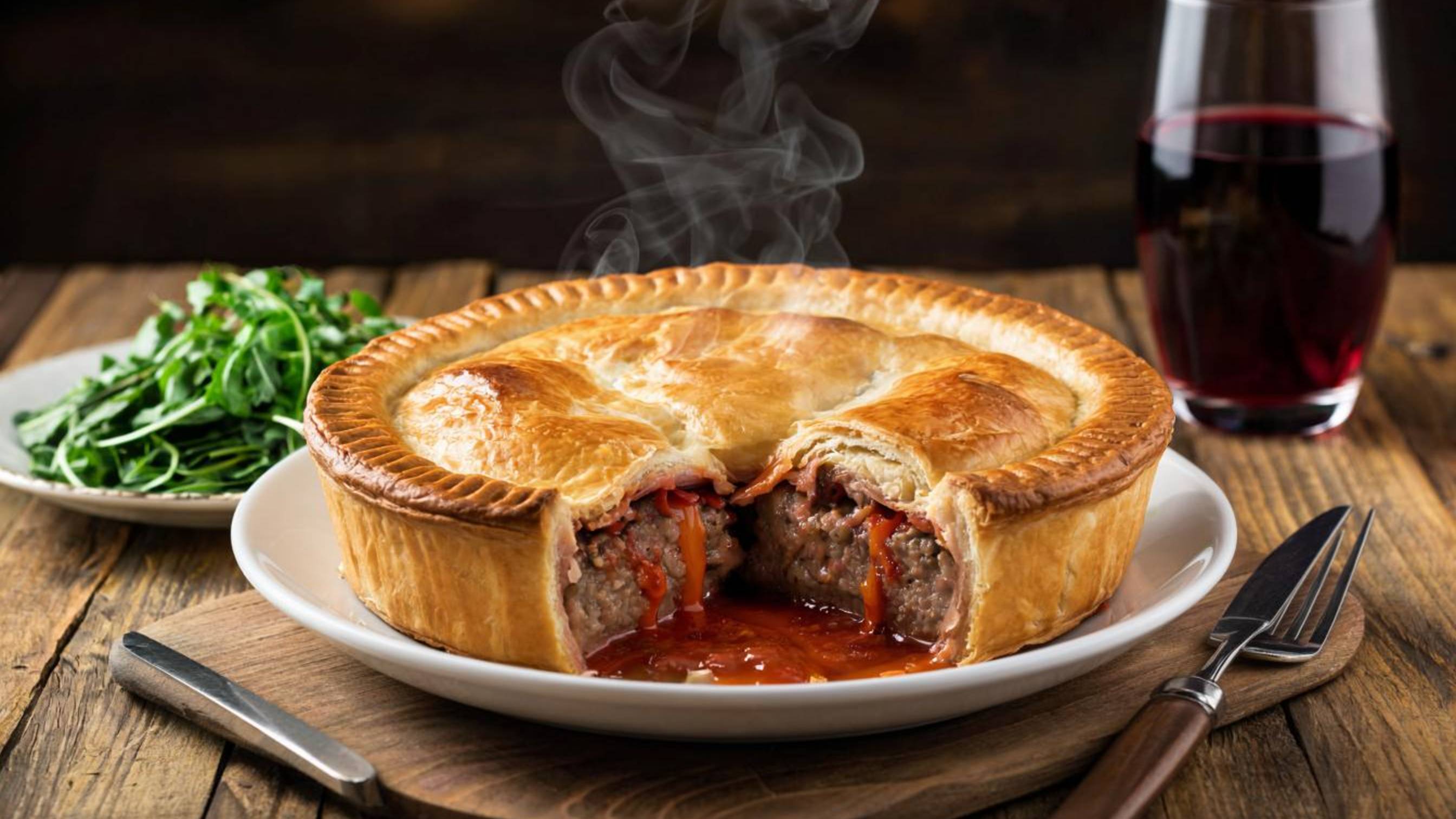 🥟 Слоёный мясной пирог — идеальный вариант для сытного обеда или перекуса!