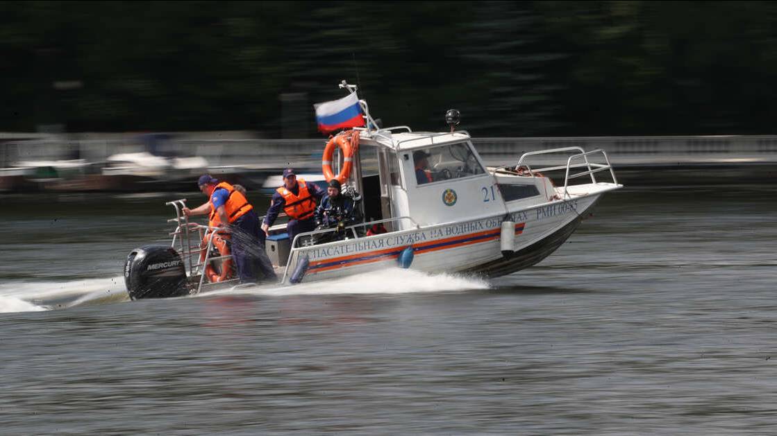 Плававших по Байкалу на матрасе отца с дочерью унесло на полкилометра от берега