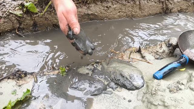 Нет воды в песке, тогда делаем артезианскую (на известняк) скважину.