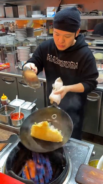 CpMdGeEH1qQ - 秒速で炒飯を作る達人！#名古屋グルメ #japanesefood #japantravel