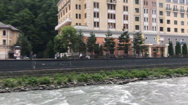 Роза Хутор - Роза Долина на высоте 560 м / Ратуша, красивые виды, бурлящая река