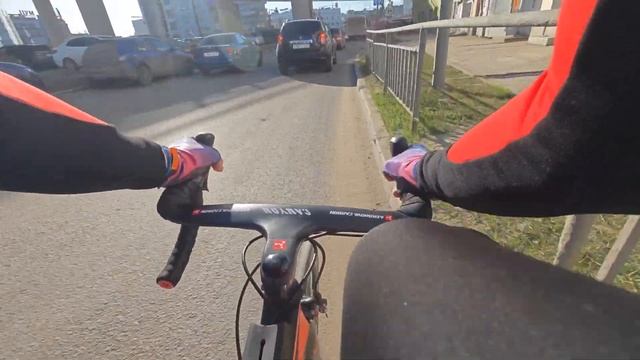Еду на велосипеде с работы на работу переделывать косяки. Мышцы ног уже очень болят каждый день так