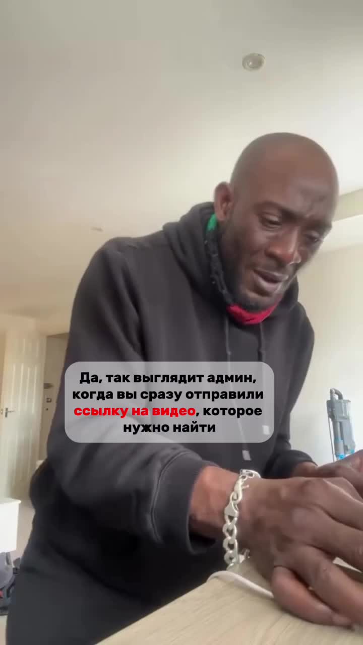 Темнокожий мужчина в черном спортивном костюме танцует и машет руками 🕺