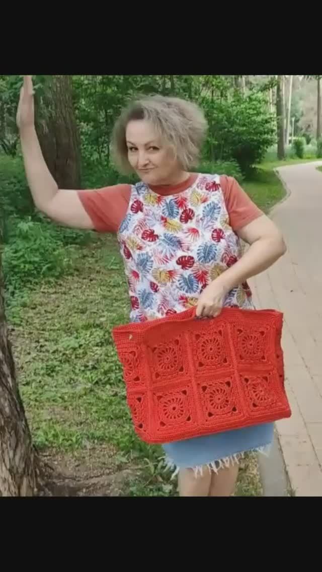 Красный шоппер квадратами