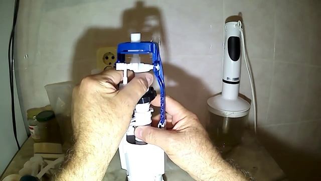 Настройка Арматуры в смывном бачке с боковой подачей воды регулировка набора воды и слива в унитаз.