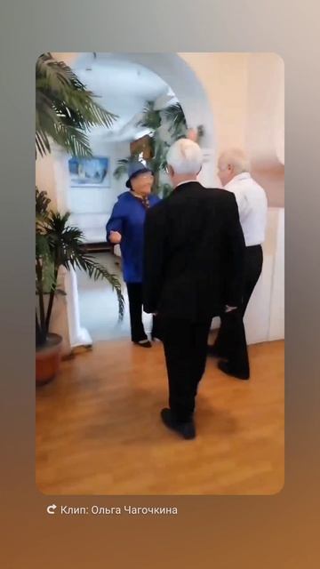 Гости прибывают на концерт Романа Аминева