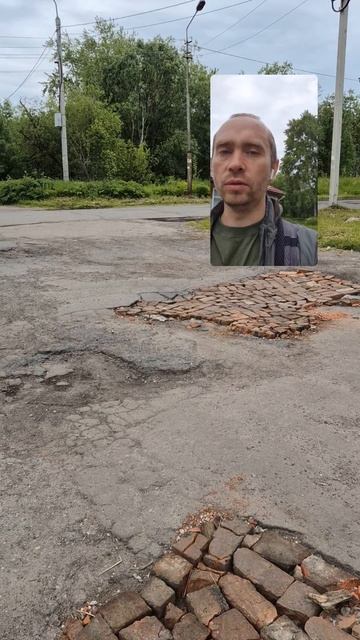 На Сульфате люди сами ремонтируют дороги кирпичом, ничего не ждут от властей