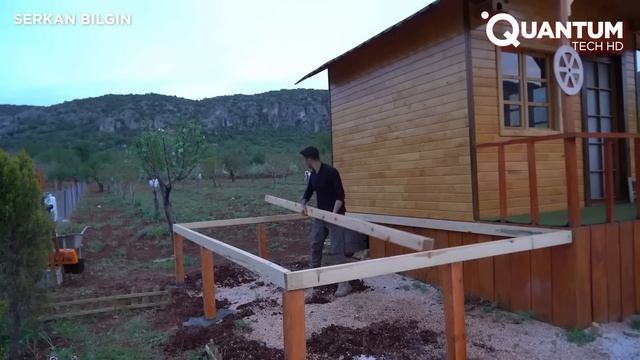 Человек строит крошечный дом всего за 10 дней.