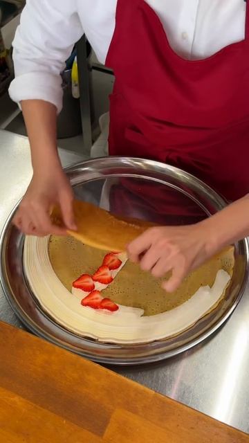 DlPw2KRPZF4 - あまおうを大量に使った贅沢クレープ！福岡の久留米にある「crepe de happiness」#福岡グルメ #japanesefood #japantravel