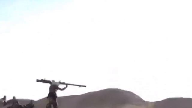 Видео иракского солдата, в одиночку несущего безоткатное орудие SPG-9.