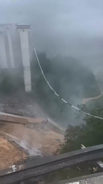 Обрушился мост, водитель завис в грузовике.