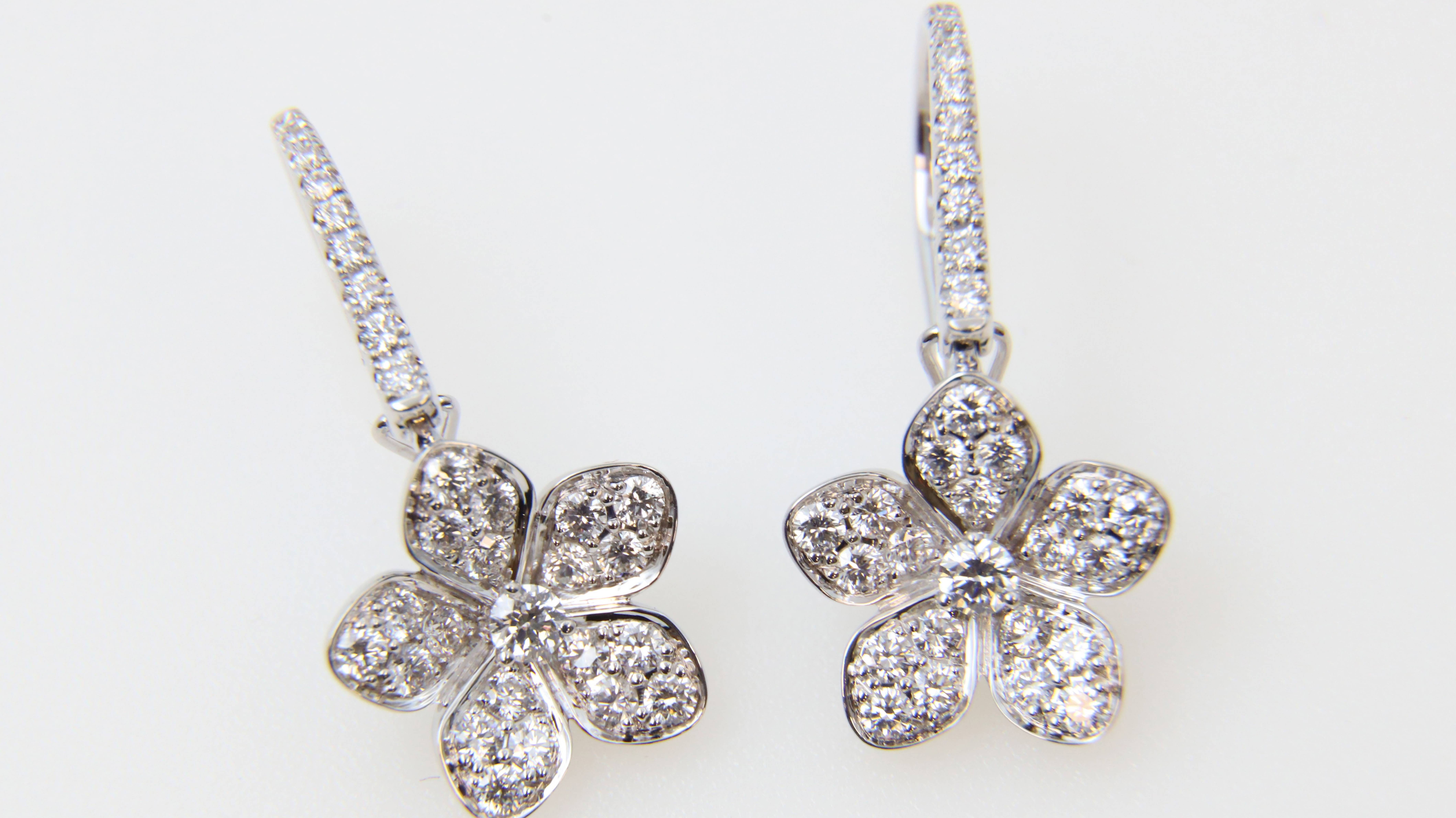 Серьги Graff Wild Flower Pave Diamond Earrings RGE1667