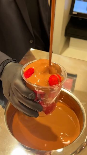 EdjDPbNQJsU - チョコレートと苺は最高の組み合わせ！天神にある「CHOCO BERRY」#福岡グルメ #japanesefood #japantravel