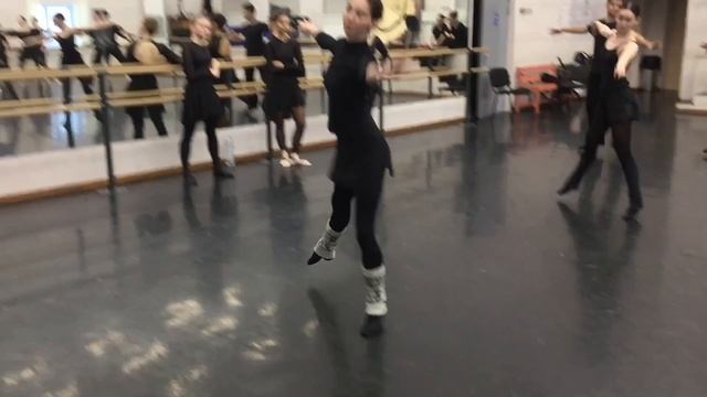 МЕДЛЕННЫЕ ВРАЩЕНИЯ НА СЕРЕДИНЕ ЗАЛА-1