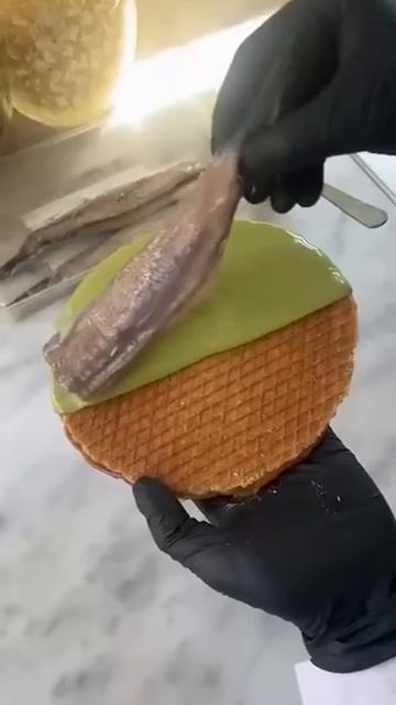 В Амстердаме продают сладкие вафли с карамелью и... селёдкой.
