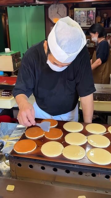 1WzDNUdLQnA - 大粒の餡を包んだ極上のどら焼き🫘生地がふわもちで食べ始めたら止まらない【河内屋】#静岡グルメ #japanesefood #shorts