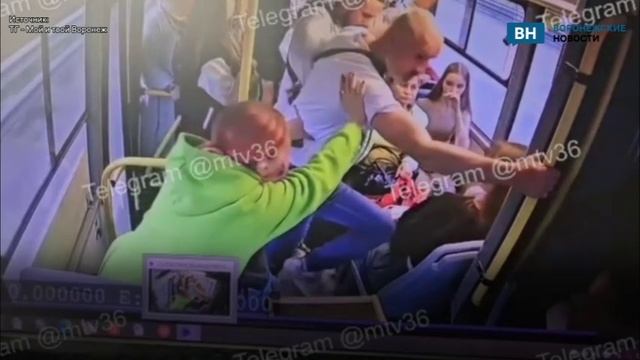 Странный пассажир набросился с кулаками на водителя автобуса в Воронеже