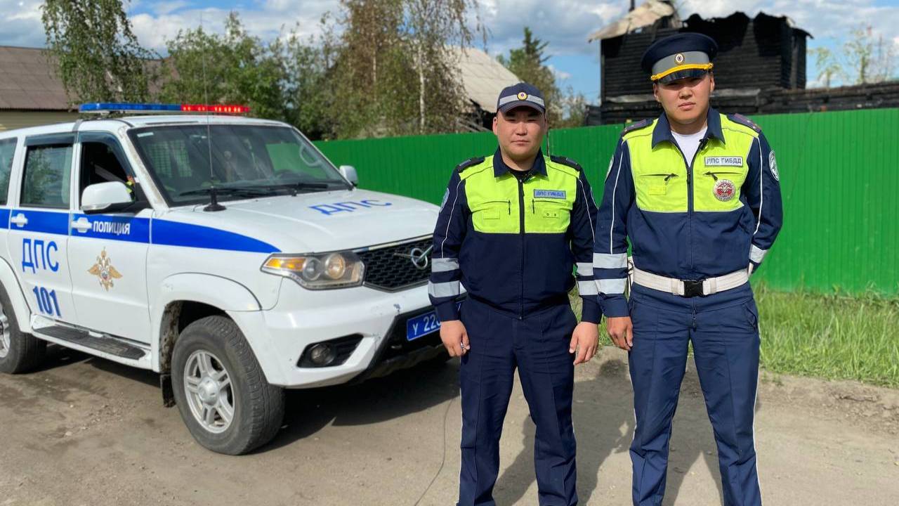 Первыми прибыли на пожар и спасли мужчину из горящего частного дома автоинспекторы в Якутии