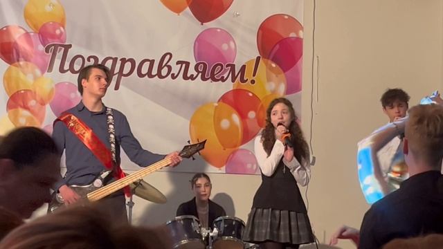 Выпускники ,на Последнем звонке ,смотрят видео о себе и одноклассниках …