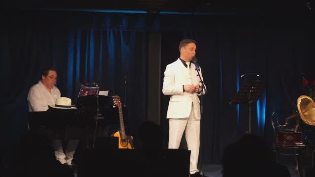 Виталий Ленский. Вдыхая розы аромат (Люблю).
