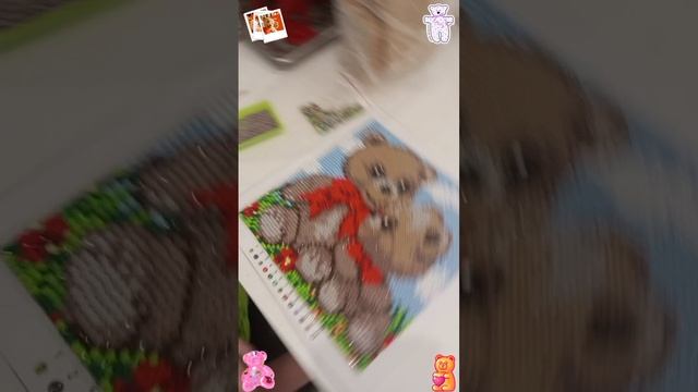 Амир картину из страз мишки делает