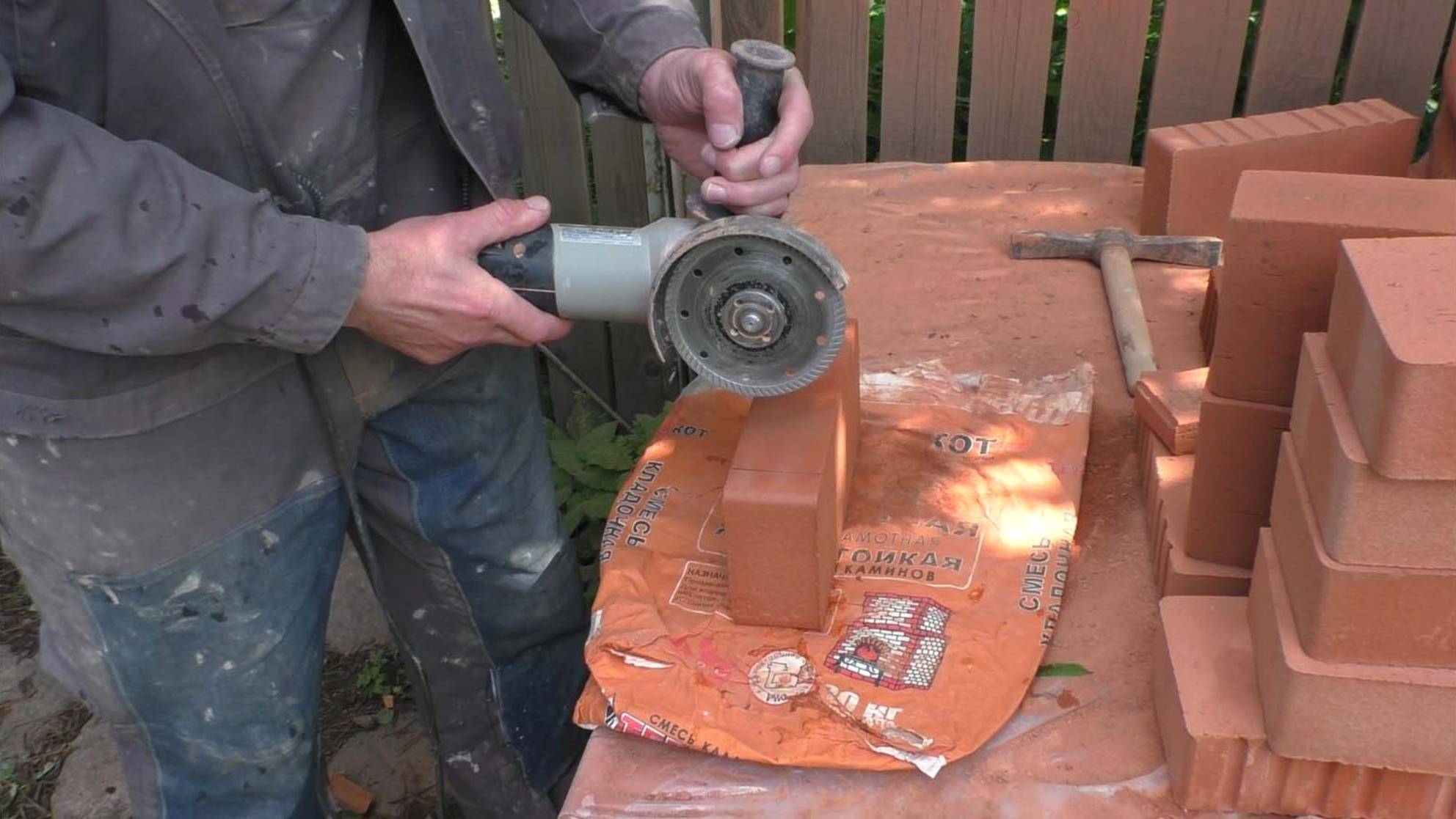 КАК ОТПИЛИТЬ КИРПИЧ?