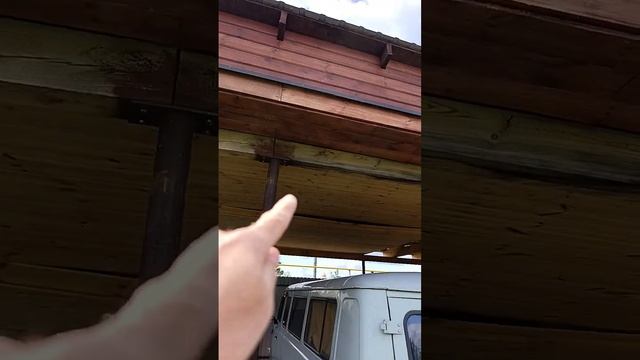 Простой навес на трубах, размеры 5 на 18 м не завалился.