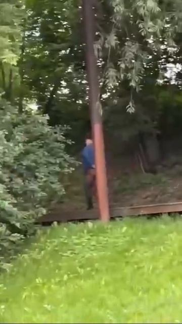 ‼️Дедушка в капроновых колготках разгуливает по Чертаново‼️