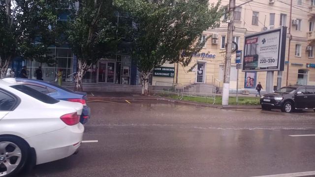 Потоки воды на Рабоче-Крестьянской после сильного дождя