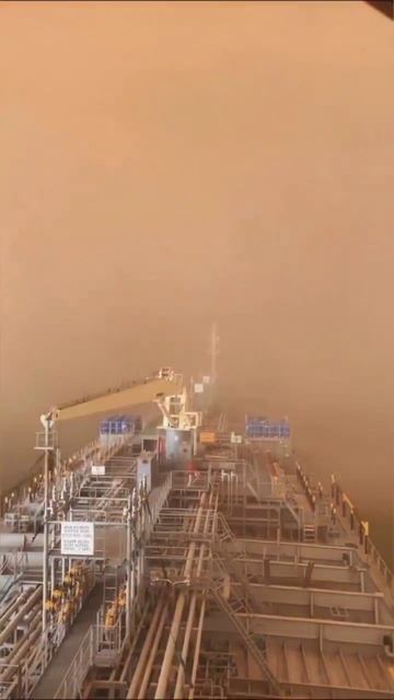 Египет. Песчаная буря над Суэцким каналом.