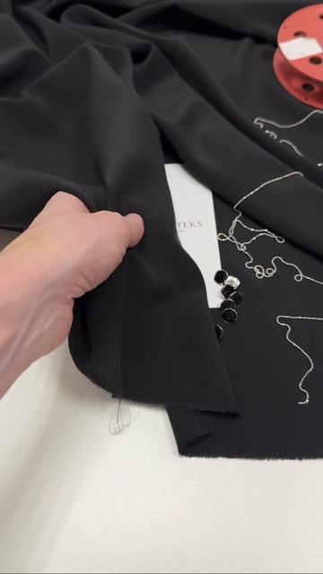 Варёный шёлк Yves Saint Laurent. Цвет чёрный