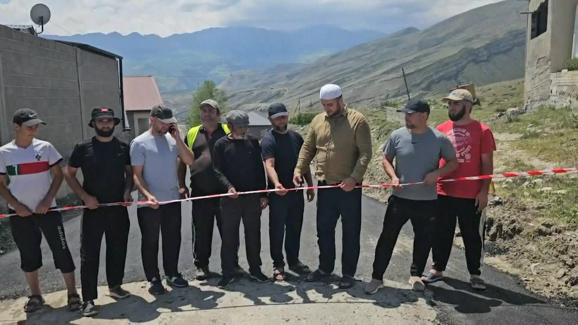 В Миарсо открыли межпоселковую автодорогу, асфальтированную на народные средства