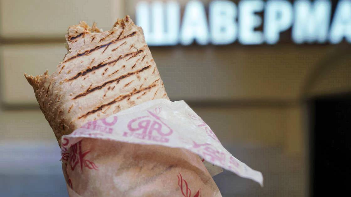 Мясо на полу и нет туалета: опасные ларьки с шаурмой обнаружили в Москве