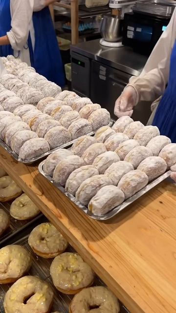 EnmJ2YfcrW8 - 行列ができるドーナツ屋さん🍩カフェラテクリームたっぷりのドーナツは口溶けなめらか！【オルガ・ル・ボン・ボンドーナツ】#福岡グルメ #japanesefood #short