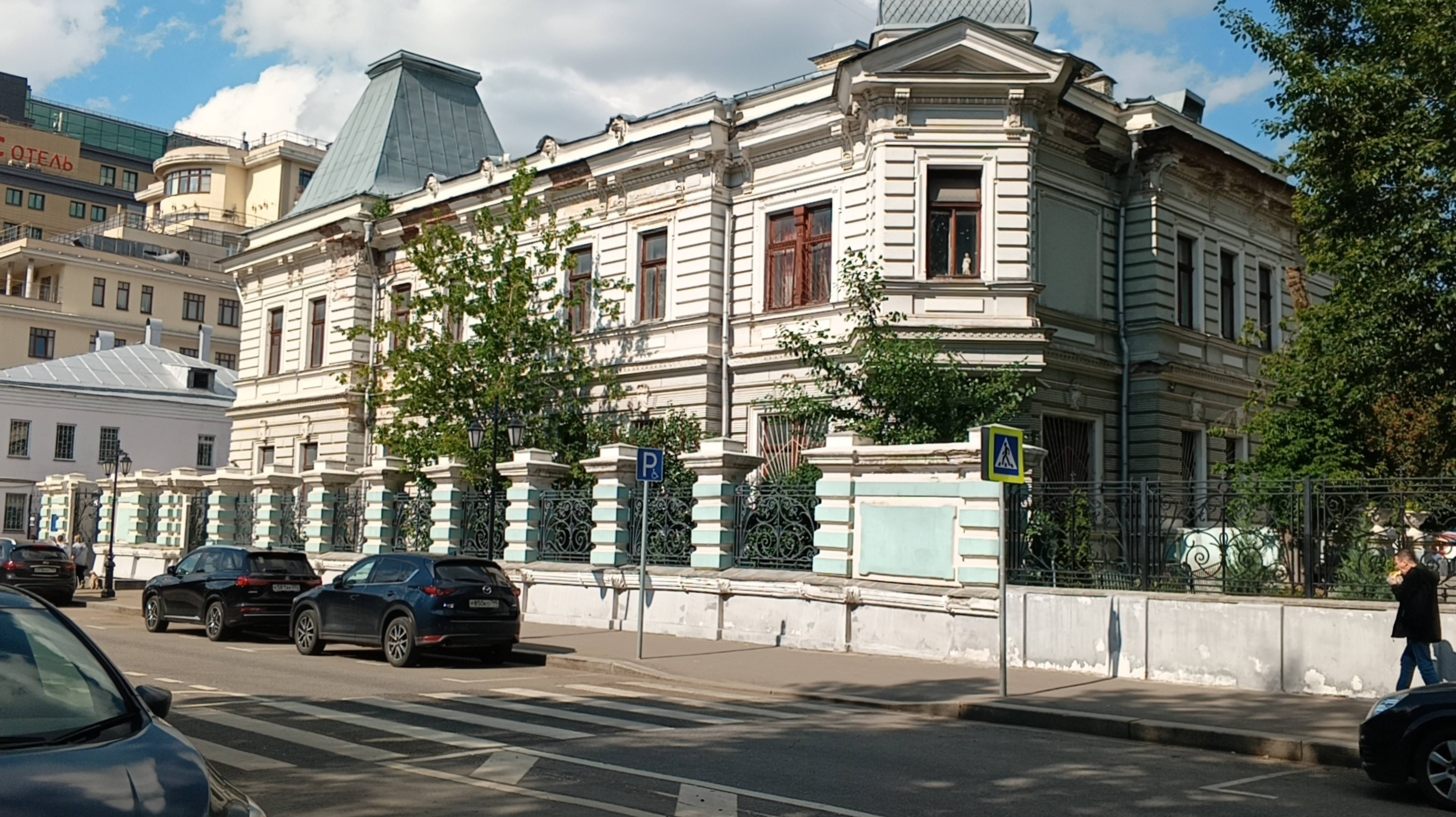 Прогулки по Москве. Усадьба Михайлова на ул. Бахрушина. Михайловский парк. Памятник М. Ульянову