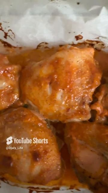 Маринуем бедра куриные (кетчуп+майонез+перец+соль+чеснок) и готовим в духовке , очень вкусно 😋😉👍