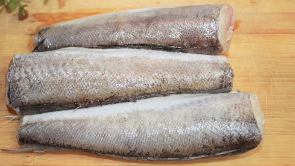 Очень вкусная фаршированнач рыба ХЕК  в духовке. Начинка очень простая и вместе с тем очень вкусная.