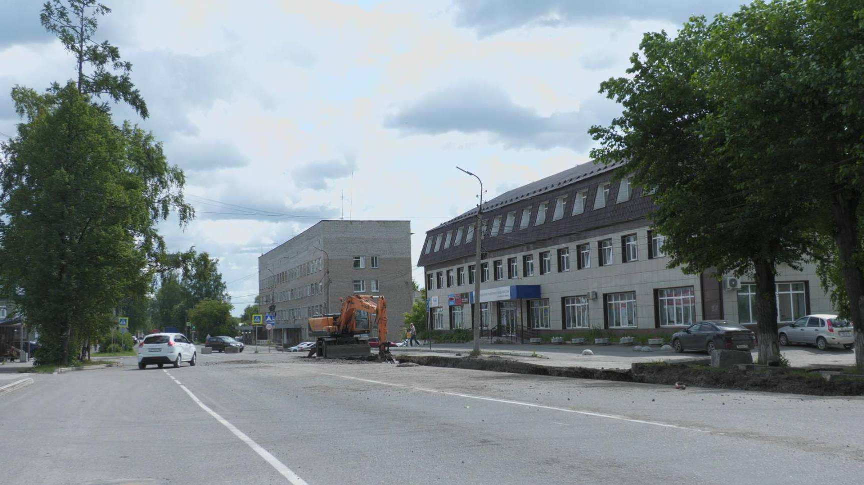 Возле пенсионного фонда выполняется плановый ремонт теплотрассы