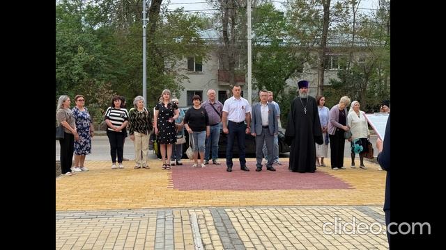 Возложение цветов к Братской могиле советских воинов