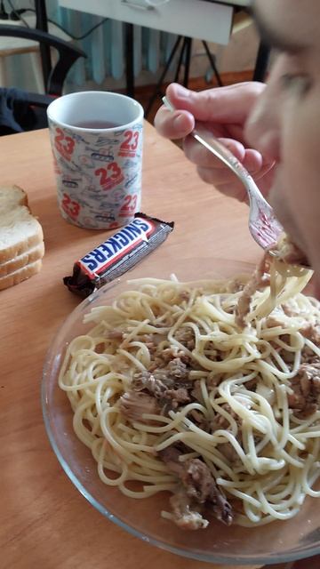 МУКБАНГ СПАГЕТТИ С ЦЫПЛЕНКОМ / САЛАТ И СНИГЕРС НА ДЕСЕРТ MUKBANG EATING 24. 06. 2025