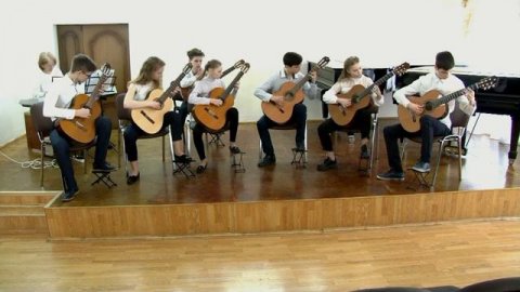 2021 год. Ансамбль гитаристов руководитель Кискина О.Е., концертмейстер Логинова Н.А.
